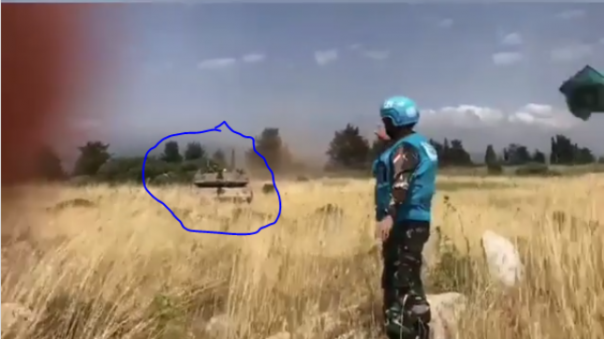 Prajurit TNI yang tetap tenang meski berada di bawah ancaman meriam tank milik Israel. Aksi heroik itu kini jadi sorotan dunia. Foto: ist 