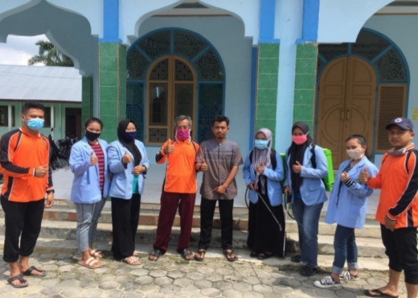 Mahasiswa Kukerta UNRI Kampung Buatan Baru Lakukan Penyemprotan Disinfektan Bersama Perangkat Desa di Tempat Umum (foto/ist)