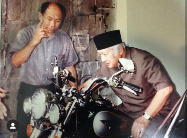 Foto Kenangan Presiden Soeharto Melihat Sepeda Motor, Netizen: yang Jelas Bukan Motor Esemka (foto/int)