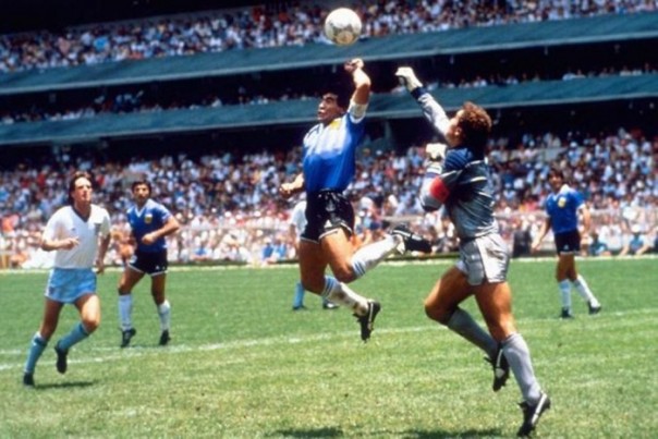 Diego Matadona menciptakan gol tangan tuhan yang membawa Argentina mengalahkan Inggris di Piala Dunia 1986 (foto/int)