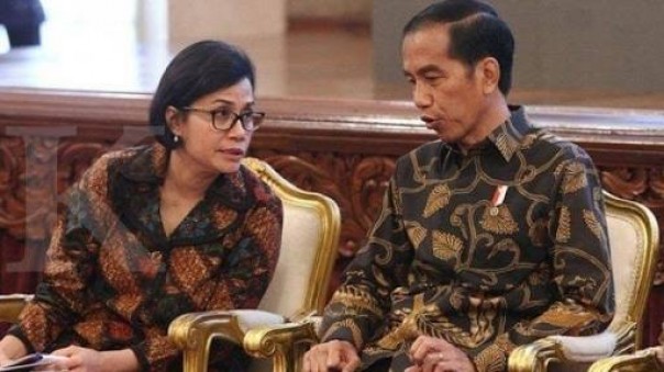 Menkeu Sri Mulyani berbincang dengan Presiden Jokowi (net) 