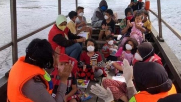 Sempena Hari Bhayangkara, Polres Siak Ajak Anak-anak Mewarnai di Atas Perahu (foto/int)