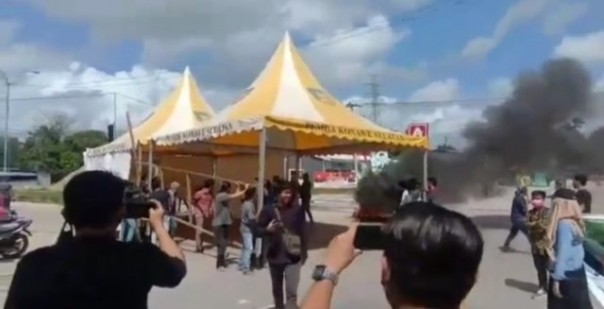Mahasiswa memblokir kawasan di Sulawesi Tenggara, sebagai bentuk penolakan terhadap kedatangan 500 TKA asal China, yang dijadwalkan mulai datang pada Selasa besok. Foto: int 