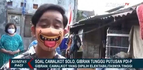 Putra sulung Jokowi, Gibran Rakabuming Raka ketika diwawancarai mengenakan masker melet