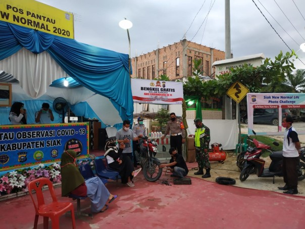 Sempena Hari Bhayangkara, Polres Siak Buka Bengkel Gratis di Tualang (foto/Lin)