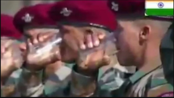 Pasukan khusus India yang mampu memakan gelas kaca seperti makanan biasa. Foto: int  