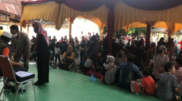 Relawan Covid-19 UNRI Bantu Sukseskan Kegiatan Pencairan BST ke Masyarakat (foto/int)