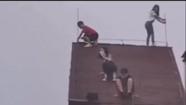 Sejumlah bocah yang tertangkap kamera tengah bermain di atas atap gedung setinggi 32 lantai. Aksi nekat mereka membuat netizen geger. Foto: int 