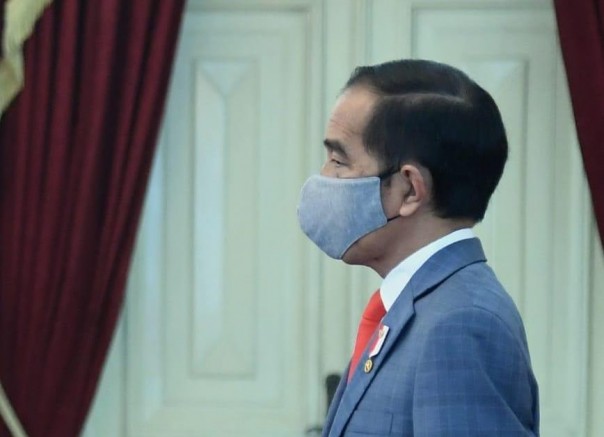 Presiden Joko Widodo saat menggunakan masker