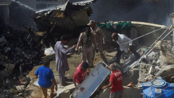 Pesawat jatuh di Paksitan hancurkan rumah