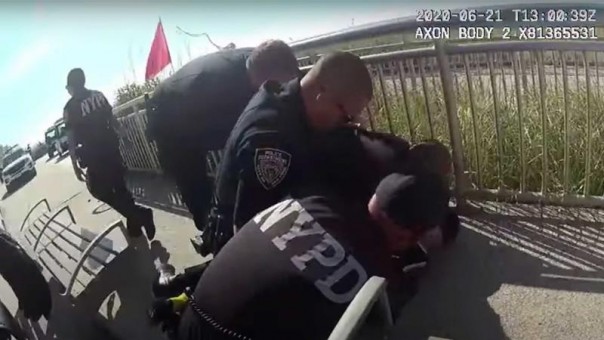 Mirip Kasus George Flyoid, Petugas NYPD Dituduh Menggunakan Chokehold Terlarang Pada Seorang Pria Kulit Hitam