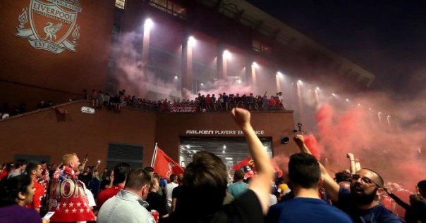 Fans Liverpool Tetap Rayakan Gelar Juara di Tengah Kota