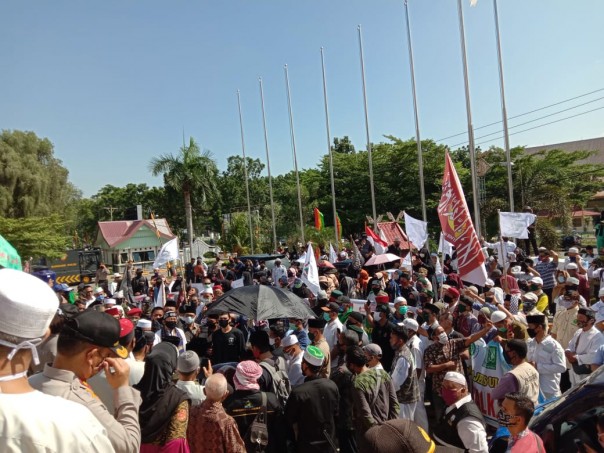 Ratusan massa tolah RUU HIP berorasi di kantor DPRD Riau 