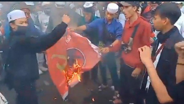 Para demonstran saat membakar bendera PDIP beberapa waktu lalu