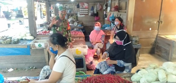 Sertu Usman Hakim Gelar Komsos di Pasar Pangkalan Kerinci