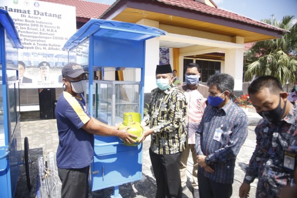 Bank Indonesia menyerahkan bantuan kepada masyarakat terdampak Covid 19, untuk membantu meringankan beban bagi masyarakat yang terdampak Covid- 19 termasuk UMKM (foto/Lin)