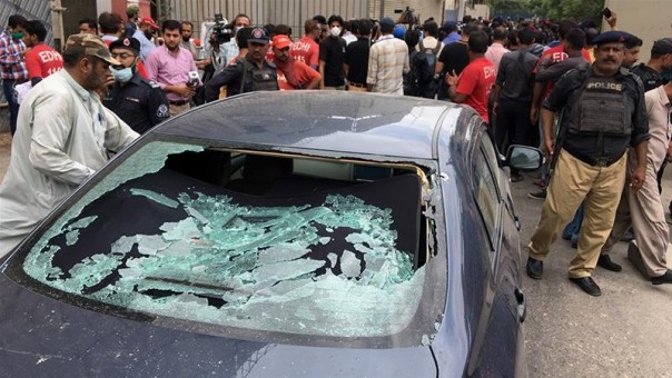 Sejumlah Pria Bersenjata Menyerang Gedung Bursa Efek Karachi di Pakistan