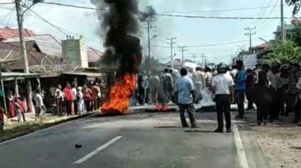 Ricuh massa memblokade Jalan Lintas Sumatera di Kabupaten Mandailing Natal, Sumatera Utara. Foto: int 