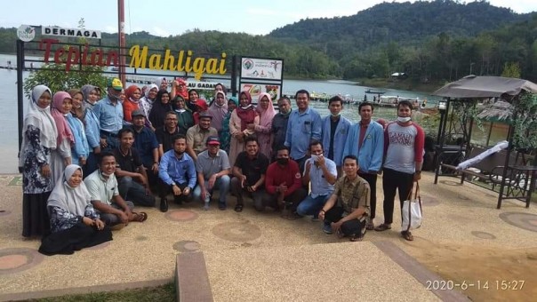 Tim Asistensi BKK Riau saat meninjau Tepian Mahligai, kawasan wisata yang dikelola BumDes Kotopanjang Sepakat
