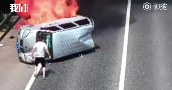 Jadi Viral, Aksi Heroik Seorang Pria yang Membantu Menyelamatkan Tiga Orang yang Terjebak di Dalam Kendaraan yang Terbakar di Jalan Bebas Bambatan
