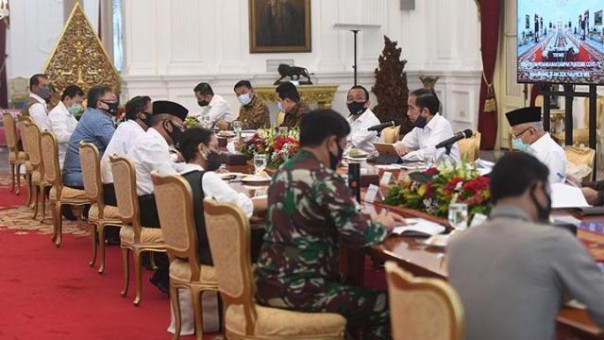 Presiden Jokowi berama para menteri melakukan rapat 