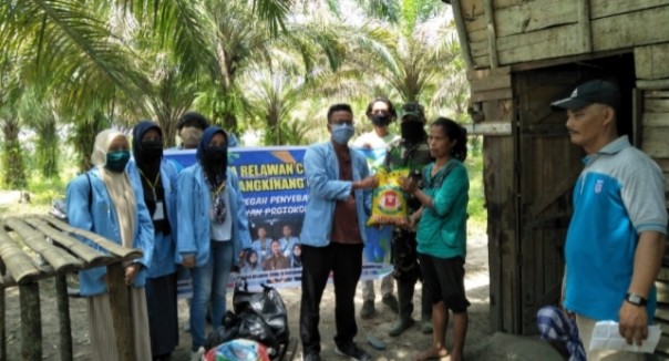 Mahasiswa Relawan Covid-19 UNRI Kecamatan Bangkinang Kota Bagi Sembako ke Warga Kurang Mampu di Desa Ridan Permai (foto/ist)