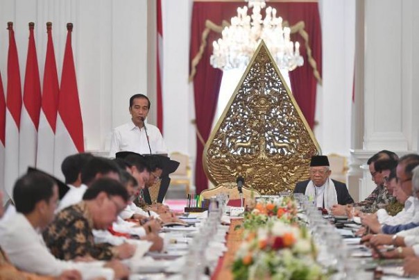 Presiden Jokowi memimpin rapat kabinet. Foto: int 