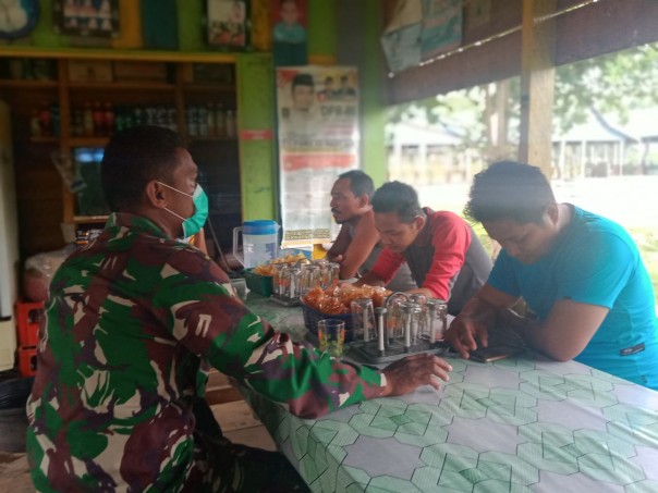 Himbau Disiplin Protokol Kesehatan, Babinsa Koramil 12/XIII Koto Kampar Gelar Komsos di Desa Tabing