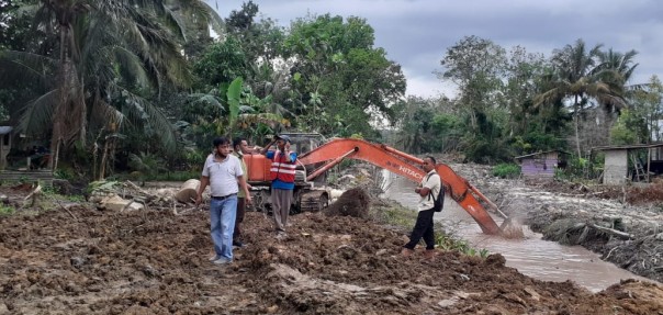 Antisipasi Banjir, PT RAPP Bersama Desa Kebun Lado Bersihkan Kanal (foto/int)
