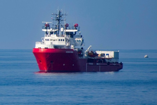 Mengerikan, Perkelahian Meletus Diatas Kapal Penyelamat yang Membawa 180 Migran, Ratusan Migran Melompat ke Laut