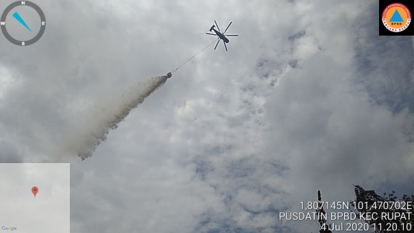 FOTO: Satu Unit helikopter saat padamkan karhutla di Rupat