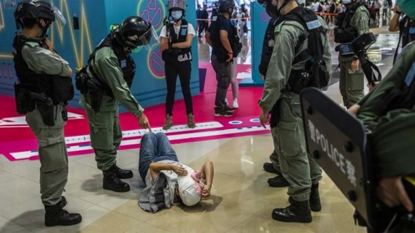Lam Membela Hukum Keamanan Ketika Polisi Hong Kong Memberikan Kekuasaan Baru