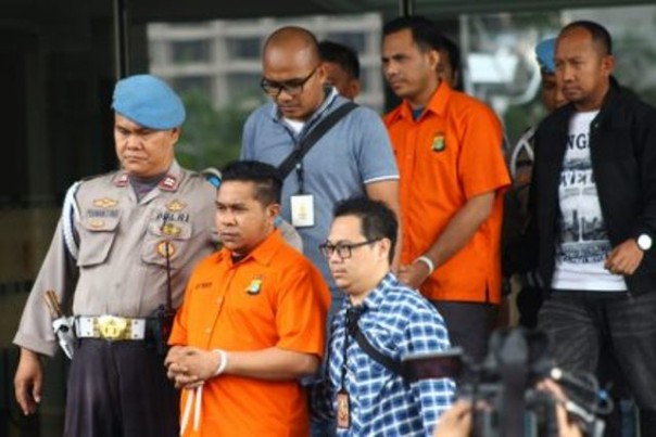 Dua terdakwa pelaku penyiraman air keras terhadap penyidik senior KPK, Novel Baswedan. Foto: int 