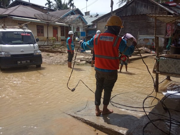 Petugas PLN mengatasi jaringan di Kampar Kiri setelah dilanda banjir