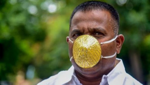 Shanker Kurhade mengenakan maskernya yang terbuat dari emas seharga puluhan juta. Foto: int 