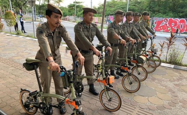 Sejumlah anggota Satpol PP Makassar mejeng dengan sepeda Brompton dan akhirnya viral di media sosial. Foto: int 