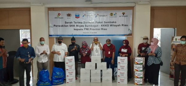 SKK Migas-KKKS Wilayah Sumbagut Serahkan Bantuan 270 Paket Sembako ke PWI Riau