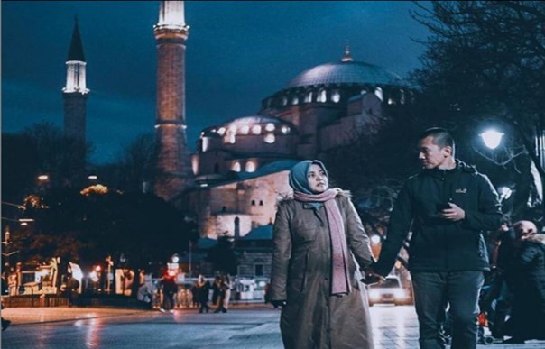 Ustaz Felix Siauw saat bersama istri di depan Hagia Sophia yang kini menjadi masjid