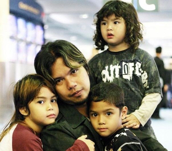 Ahmad Dhani Unggah Foto Bersama Tiga Anaknya Sewaktu Kecil, Netizen: Semoga Jadi Generasi Pejuang Islam (foto/int)