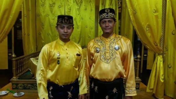 Pangeran Mas Perdana Agung Sy M Fasya (Febri) Alkadri (kanan) dan Sultan Sy Mahmud (Melvin) Alkadri yang menjabat Sultan Ke IX Kesultanan Kadriah Pontianak. (Int)