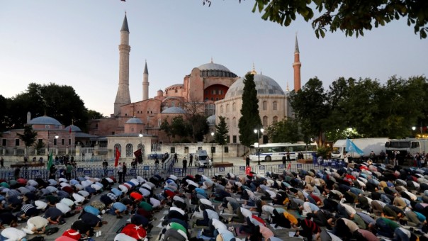 Meski Menuai Kecaman Tajam Dari Dunia, Erdogan Tetap Mengubah Hagia Sophia Menjadi Mesjid