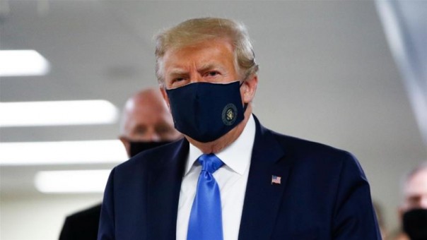 Menyerah Pada Keadaan, Donald Trump Akhirnya Mau Mengenakan Masker Saat Berkunjung ke Rumah Sakit Tentara Walter Reed