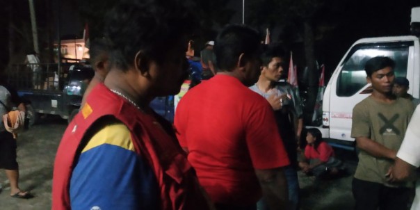 Aksi Kamisan memberikan bantuan masker kepada warga Sumut yang gelar long march
