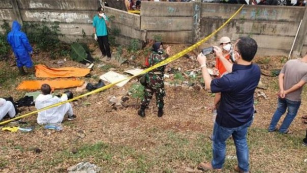 Tim gabungan Polisi dan TNI melakukan proses evakuasi dan identifikasi mayat editor Metro TV bernama Yodi Prabowo. Foto: int 