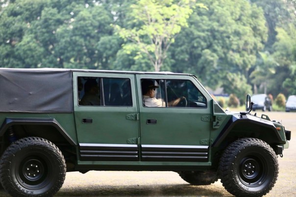 Menteri Pertahanan Prabowo Subianto saat menjajal mobil Rantis yang diberi nama Maung. (Foto: Twitter Prabowo Subianto)