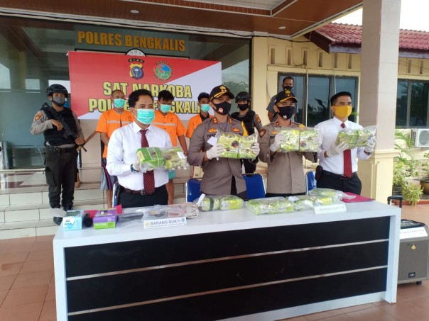 FOTO: Kapolres Bengkalis AKBP Hendra Gunawan saat menunjukkan BB sabu