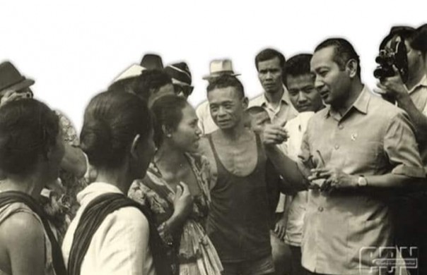 Momen Presiden Soeharto Jumpai Rakyat, Netizen: Ini Namanya Merakyat, Bukan Pencitraan (foto/int)
