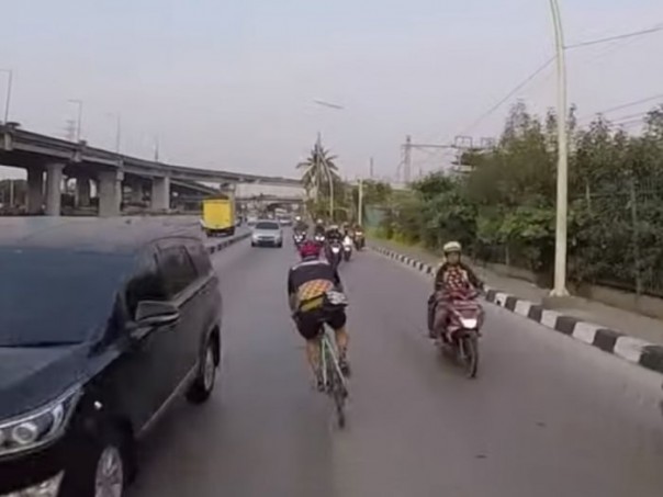 Pesepeda yang lawan arus