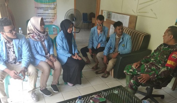 Babinsa Koramil 01/Bkn Jalin Komsos Bersama Mahasiswa KKN UNP Padang
