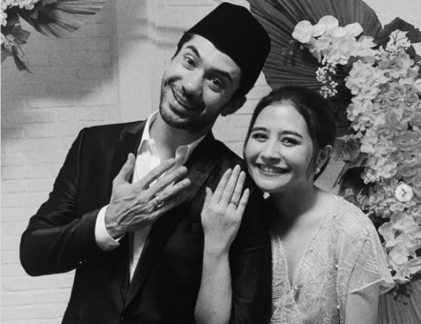 Prilly Latuconsina pamer cincin nikah besama aktor Reza Rahardian. Foto: int 